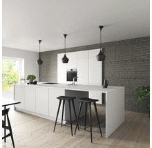 Moderne Küche mit Kochinsel, Barhockern und Hängeleuchten für eine helle und geräumige Atmosphäre.