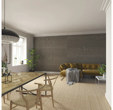 Wohnzimmer mit Esstisch, Stühlen, Sofa und Wandpaneelen