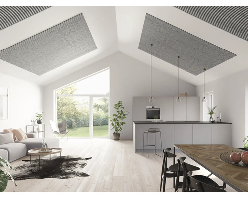 Helles Wohnzimmer mit Akustikpaneelen an der Decke, Sofa, Esstisch und Küche