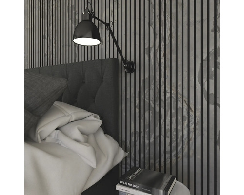 Schlafzimmer mit Bett, Wandleuchte und Wandpaneelen