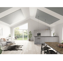 Heller Wohnraum mit Akustikpaneelen an der Decke, kombiniert mit Küche und Essbereich.