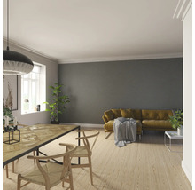 Wohnzimmer mit Esstisch, Stühlen, Sofa und Wandpaneelen für ein modernes Wohnambiente.