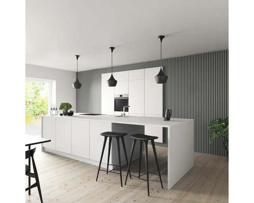 Helle Küche mit Kochinsel, Barhockern und Pendelleuchten