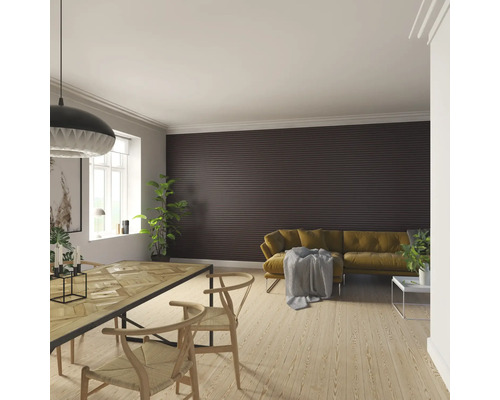 Wohnzimmer mit Esstisch, Stühlen, Sofa und Wandpaneelen