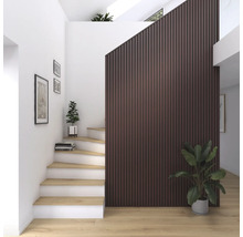 Heller Flur mit Treppe, Holzpaneelwand und Zimmerpflanzen