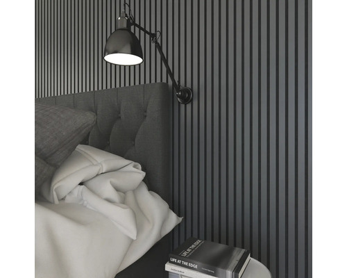 Schlafzimmerszene mit Bett, Nachttisch und Wandleuchte für Schlafzimmerbeleuchtung