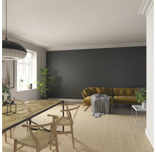 Wohnzimmer mit Esstisch, Stühlen, Sofa und horizontaler Wandverkleidung