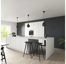 Moderne Küche mit Kochinsel, Barhockern und Pendelleuchten