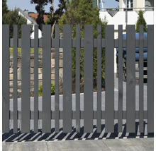 Grauer Holzzaun mit vertikalen Latten im Garten
