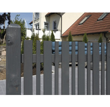 Grauer Holzzaun vor einem Wohnhaus