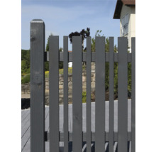Holzzaun mit vertikalen Latten und abgerundetem Pfosten