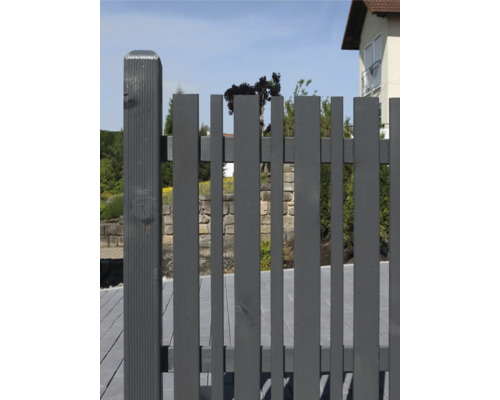Holzzaun mit vertikalen Latten und abgerundetem Pfosten