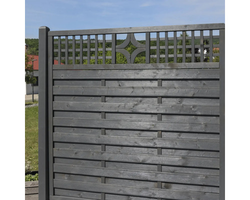 Sichtschutzzaun aus Holz mit quadratischem Designelement