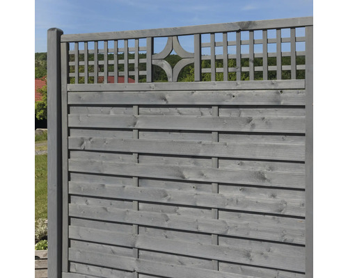 Holzzaun mit Lattenstruktur und Dekorelement
