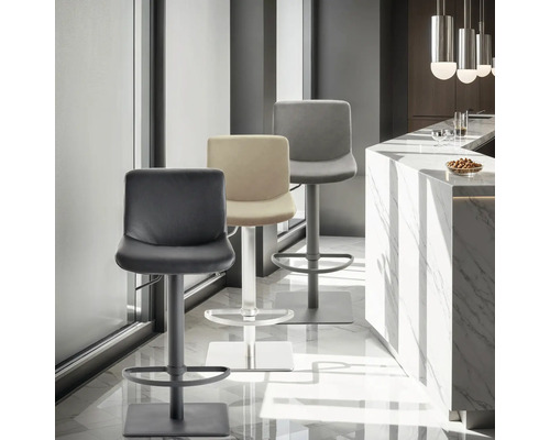 Drei Barhocker unterschiedlicher Farben an einem Tresen