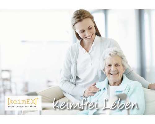 "Eine junge Frau betreut eine ältere Dame