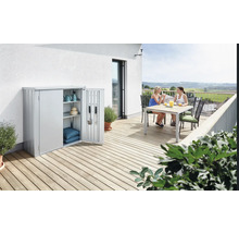 Metall Gartenschrank mit zwei Frauen am Tisch auf einer Terrasse