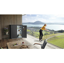 Szene mit einem Geräteschrank mit geöffneten Türen auf einer Terrasse mit Seeblick