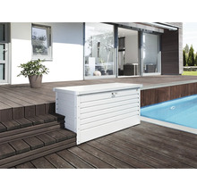 Aufnahme einer weißen Gerätebox aus Metall auf einer Terrasse neben einem Swimmingpool.