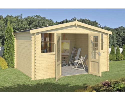Gartenhaus aus Holz mit geöffneten Doppeltüren, Fenster und angrenzendem Garten