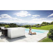 Szene mit einem Pool, einer Frau, Gartenmöbeln und einer Aufbewahrungsbox