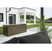 Aufnahme einer Aufbewahrungsbox auf einer Terrasse