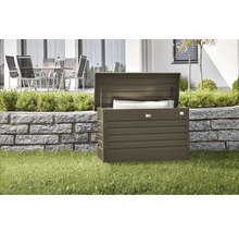 Geöffnete Aufbewahrungsbox aus Metall im Garten