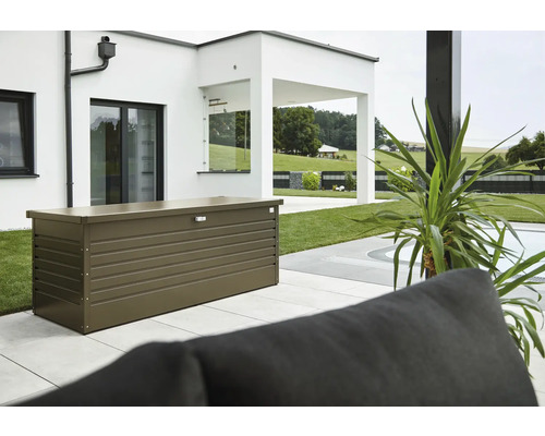 Gartentruhe aus Metall im Außenbereich