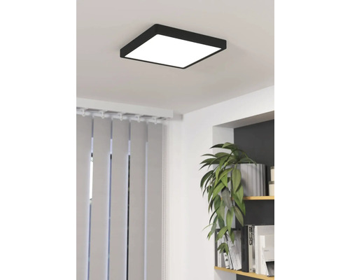 Quadratische Deckenleuchte im Wohnraum