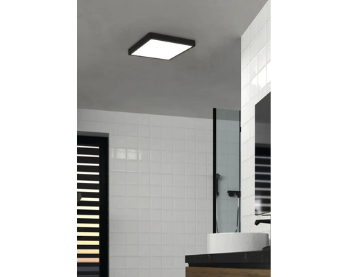 Badezimmer mit quadratischer Deckenleuchte