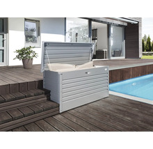 Auf einer Holzterrasse steht eine geöffnete Aufbewahrungsbox mit Kissen.