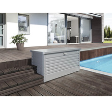 Aufnahme einer grauen Gerätebox aus Metall auf einer Holzterrasse neben einem Pool.