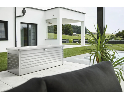 FreizeitBox Biohort 200 silber-metallic Gartenszene mit einer Aufbewahrungsbox aus Metall auf einer Terrasse