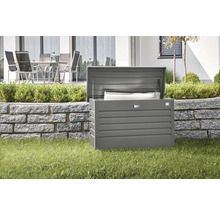 Geöffnete Gartenbox zur Aufbewahrung von Gartenutensilien im Garten