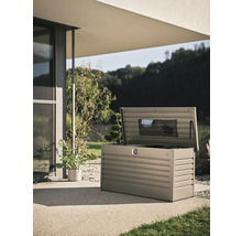 Geöffnete Gartenbox zur Aufbewahrung von Gartenzubehör im Außenbereich.