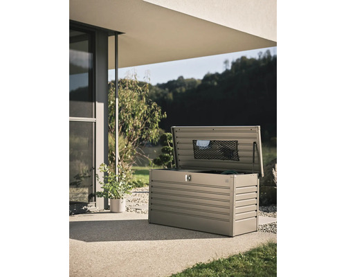 Geöffnete Gartenbox zur Aufbewahrung von Gartenzubehör im Außenbereich.