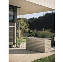 Gartentruhe aus Metall auf einer Terrasse vor einem modernen Haus