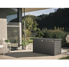 Graue Gartenbox auf einer Terrasse vor einem Haus