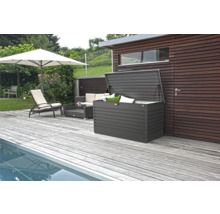 Garten Szene mit Pool, Terrasse, Sonnenschirm, Lounge Möbeln und einer geöffneten Aufbewahrungsbox