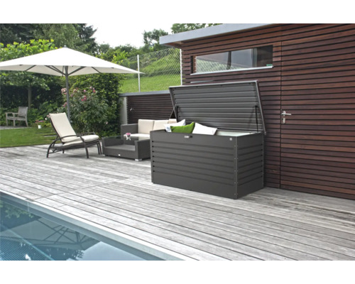 Garten Szene mit Pool, Terrasse, Sonnenschirm, Lounge Möbeln und einer geöffneten Aufbewahrungsbox