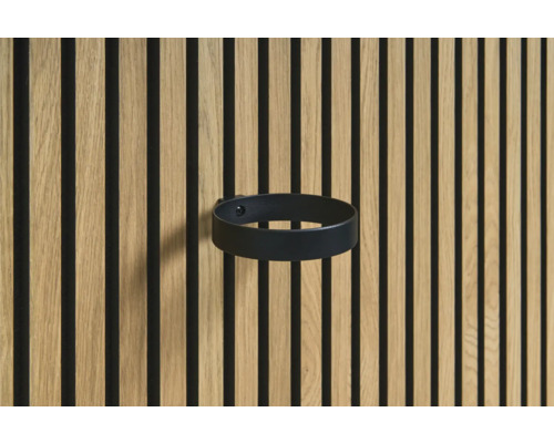 Getränkehalter in Schwarz an einer Holzlattenwand