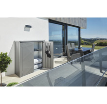 Metall Gartenschrank mit geöffneten Türen auf einer Terrasse