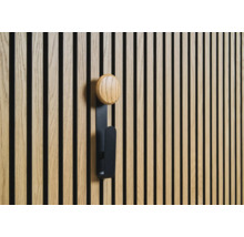 Wandpaneel mit Kleiderhaken aus Holz und Metall