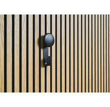 Holzpaneelwand mit schwarzem Garderobenhaken