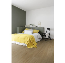 Schlafzimmer mit Bett, gelber Decke und Holzfußboden