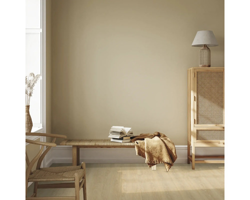 Heller Raum mit Holzmöbeln, Bank, Bücherstapel und Textilien für eine gemütliche Atmosphäre.