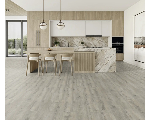 Moderne Küche mit Holzakzenten, Marmorarbeitsplatten und hellem Bodenbelag