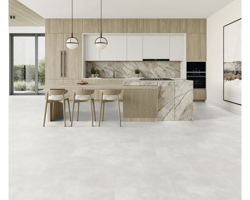 Helle Küche mit Kücheninsel, Holzschränken und weißen Arbeitsplatten