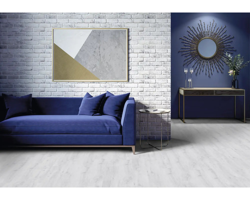 Wohnzimmer mit Sofa, Tisch und Wanddekoration