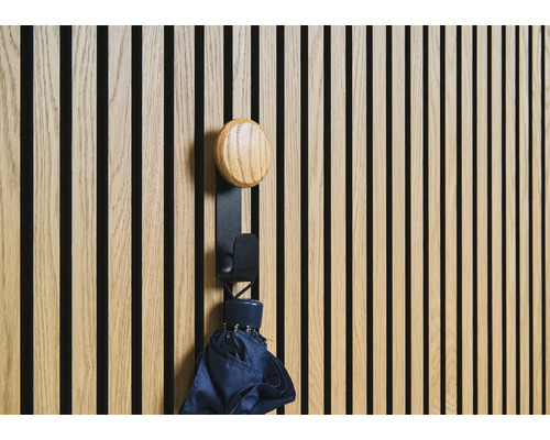 Wandpaneel mit Garderobenhaken und Regenschirm